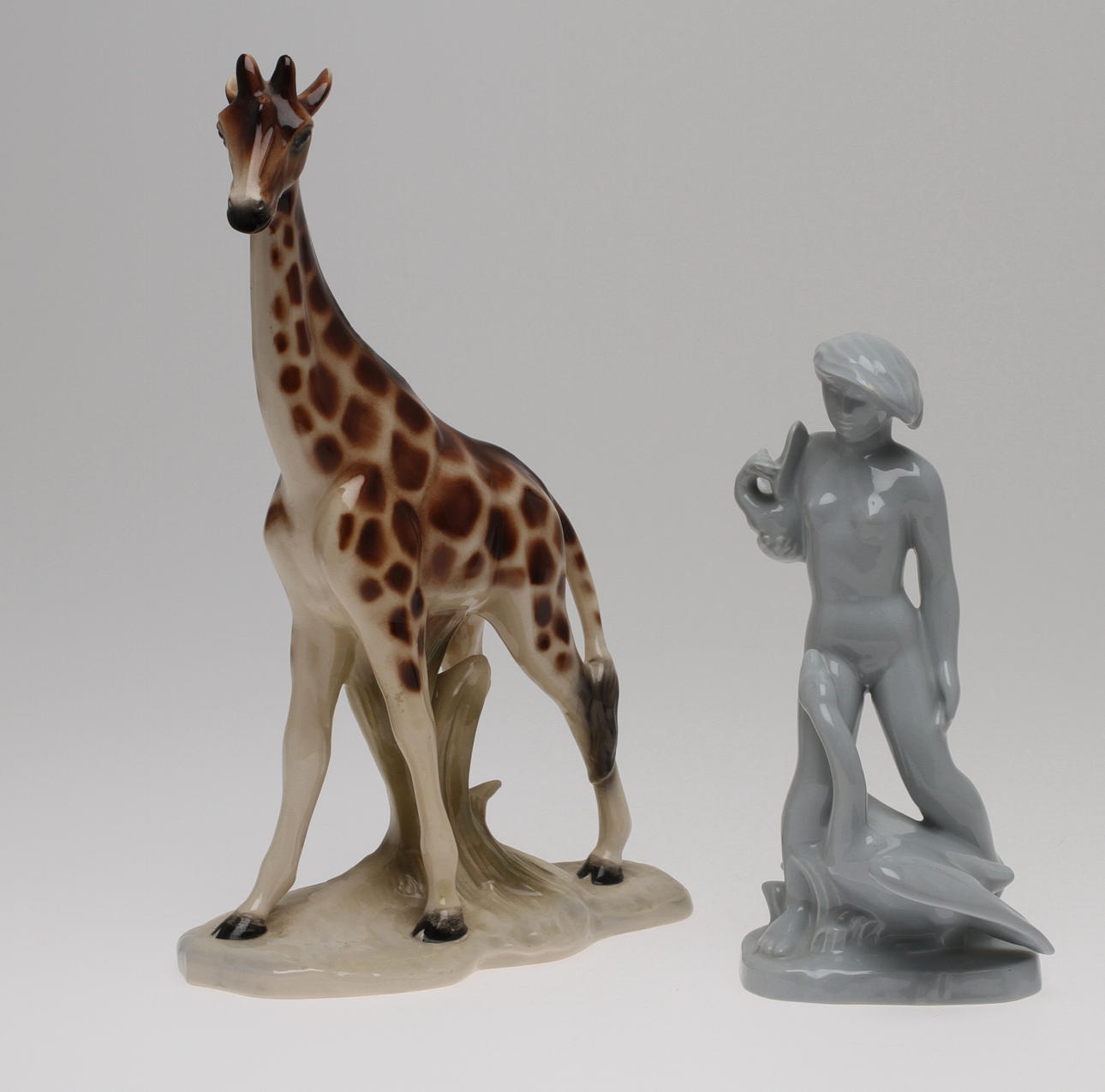 FIGURINER, 2 st, keramik, "Giraff" märkt Jema Holland samt "Leda och svanen" otydlig märkning.