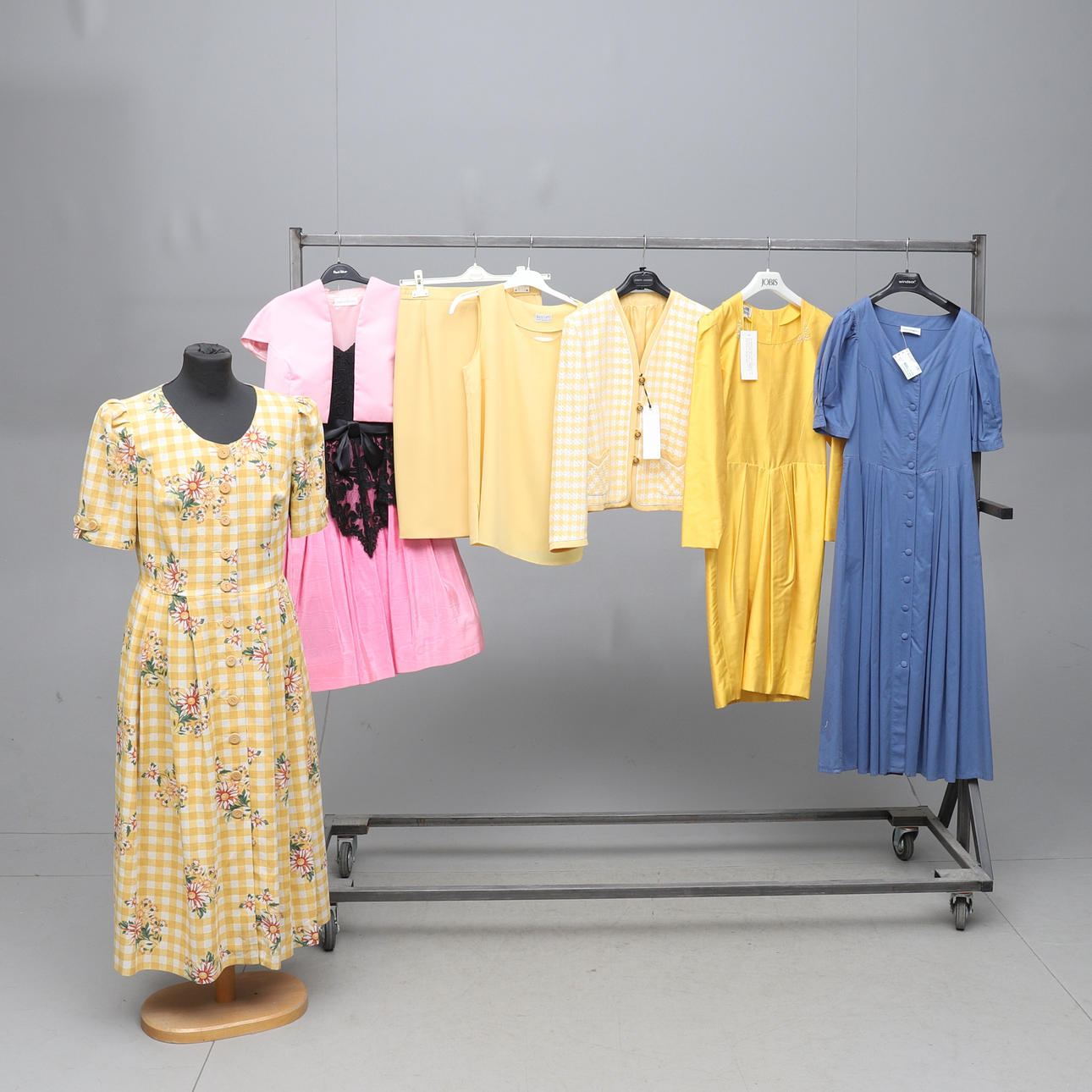 ROPA, artículos, incluido Frank Usher.