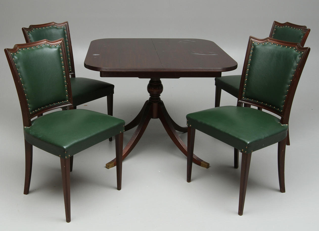 MATBORD samt STOLAR, 4 st med skinnsits. Enligt uppgift Gärsnäs.19/2000-tal.