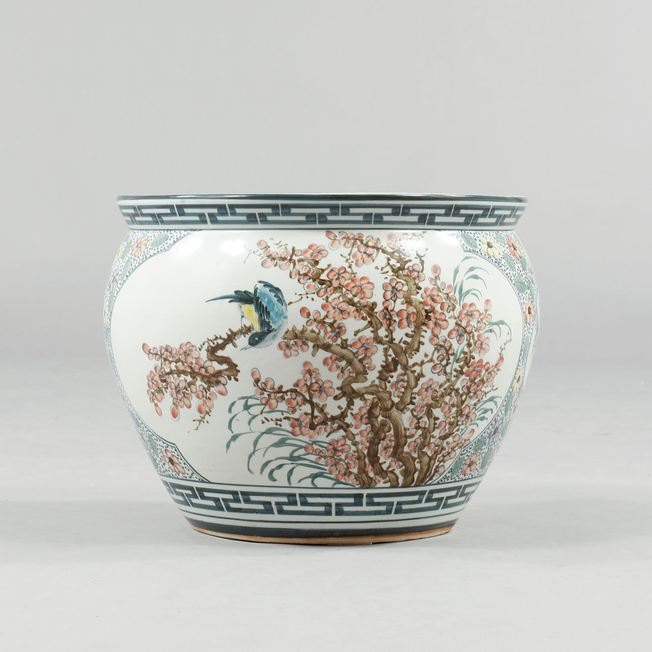 FISKBASSÄNG, porslin, Kina, 1900-tal.