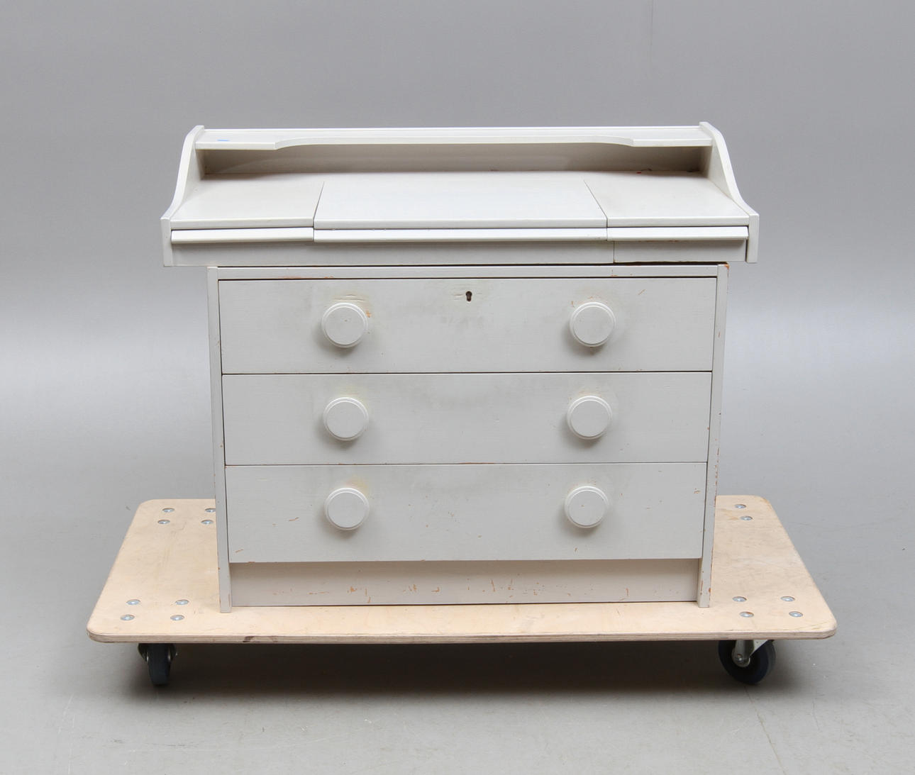 BYRÅ, med sminkbordsöverdel, 1900-tal.