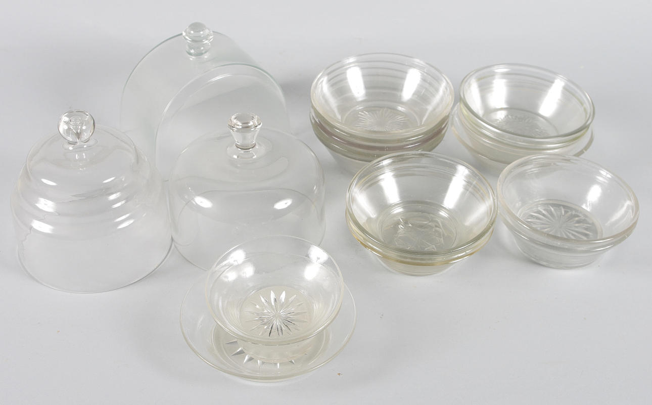 OSTKUPOR SAMT FILBUNKSSKÅLAR, glas.