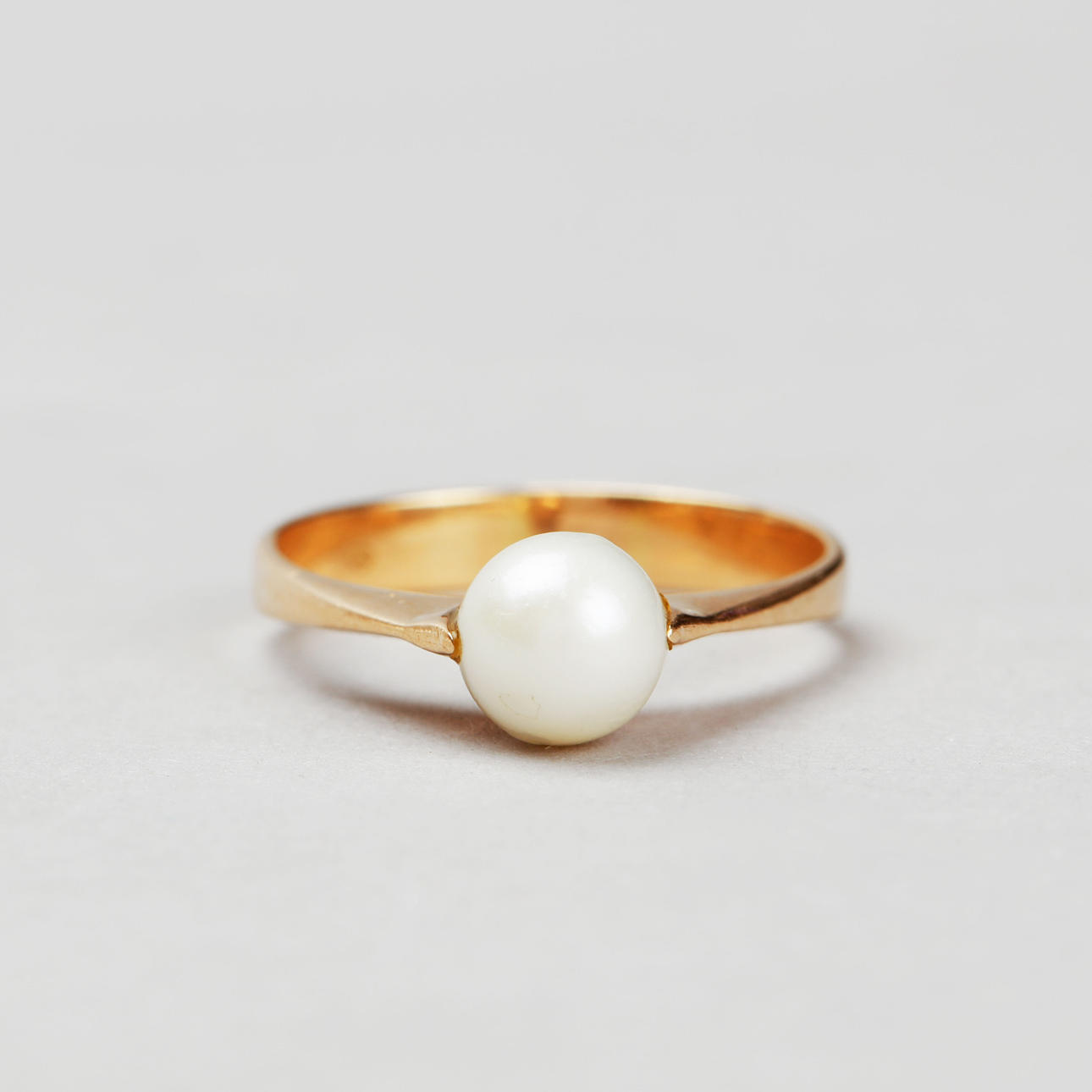 ANILLO, oro rojo 18k con perla cultivada.