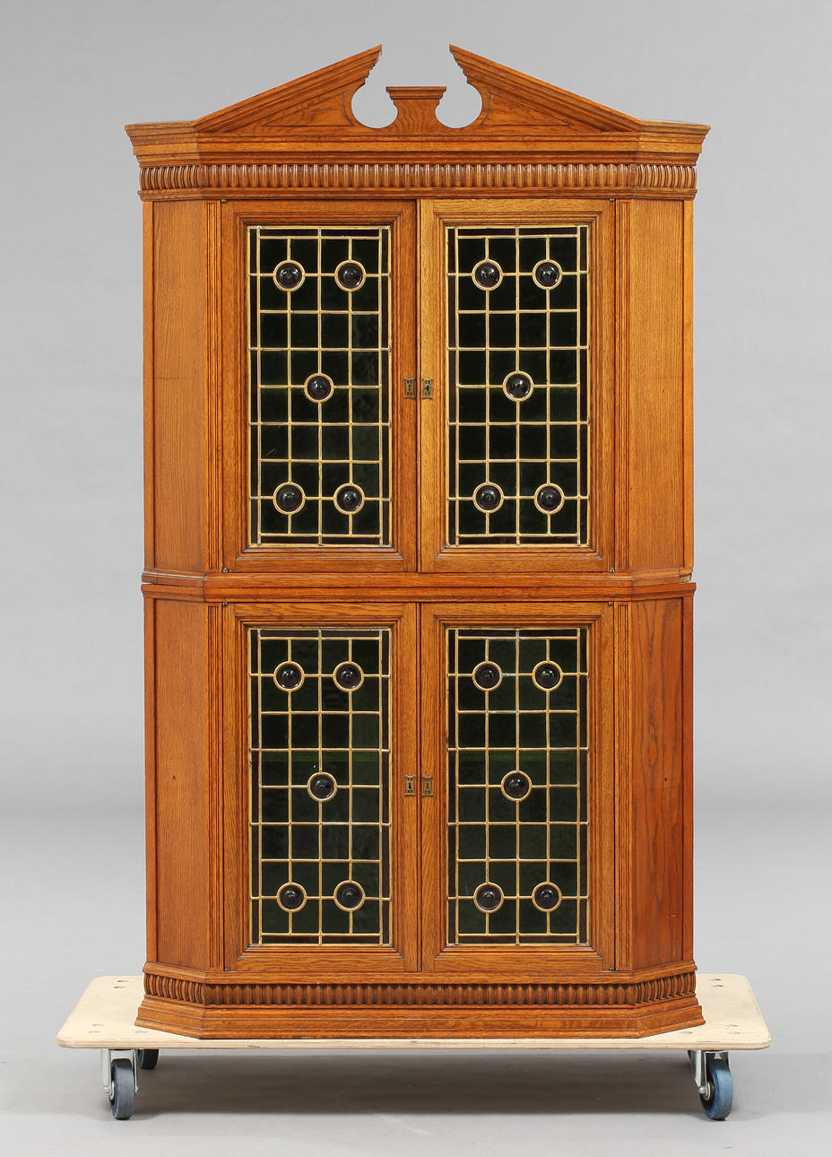 HÖRNSKÅP, nyrenässans.