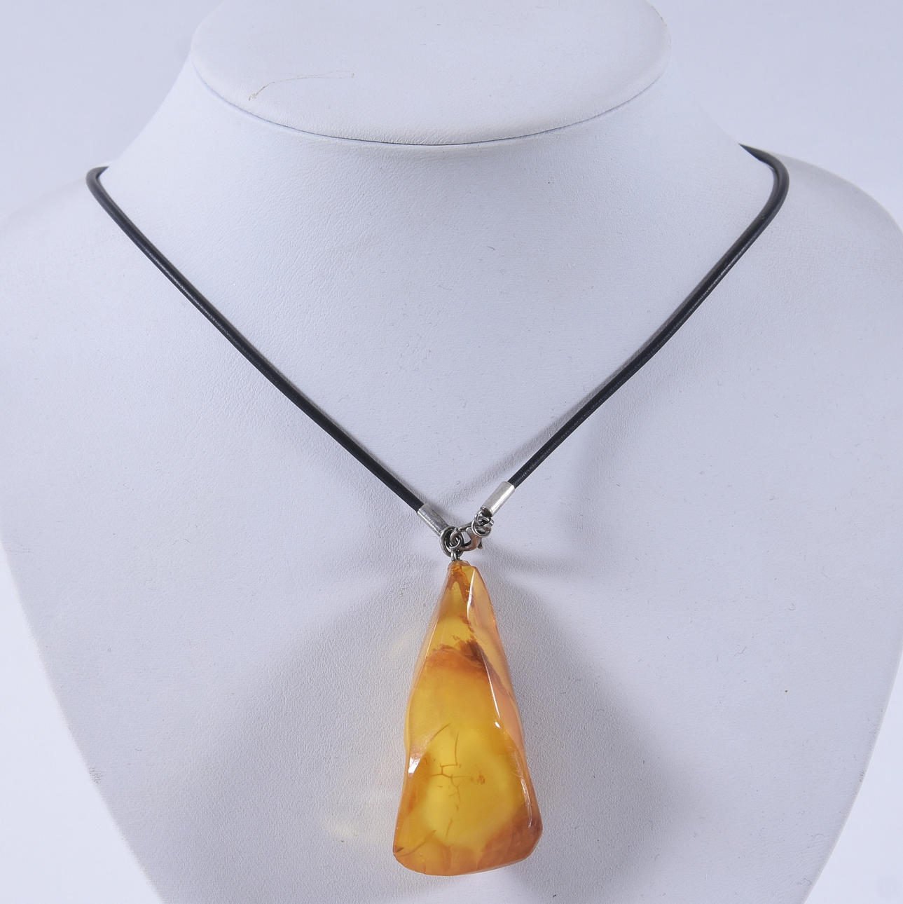 HALSCOLLIER, bärnsten, 1900-tal.