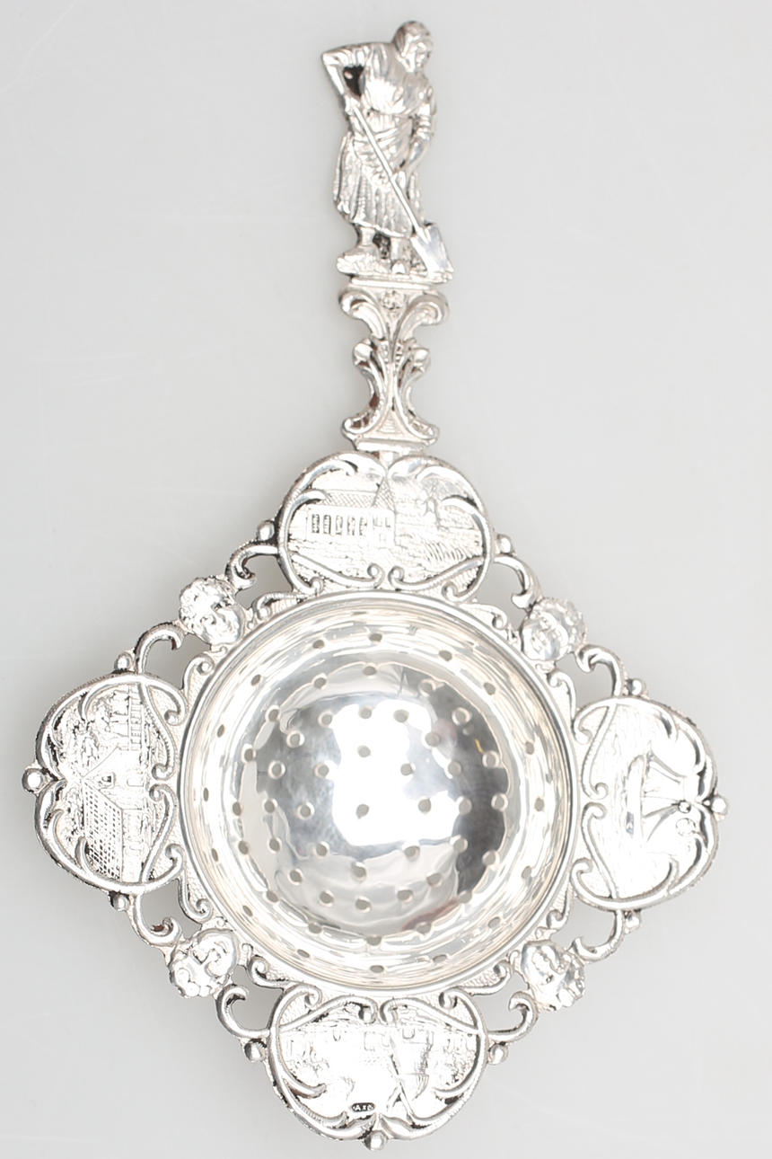 THESIL. England, Märkt AxM (Möjligen London 1887). Totalvikt 25 gram.