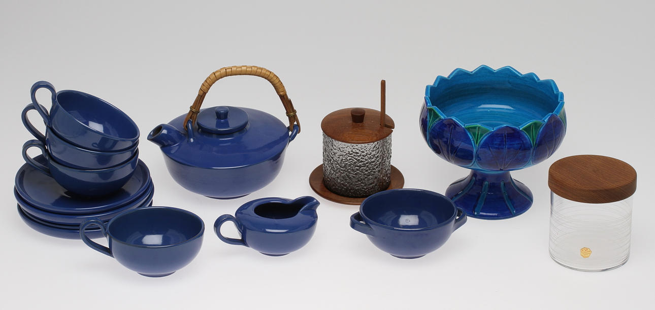 TESERVIS 7 delar Nittsjö, SKÅL PÅ FOT samt GLASBURKAR 2 st. 1900-tal.