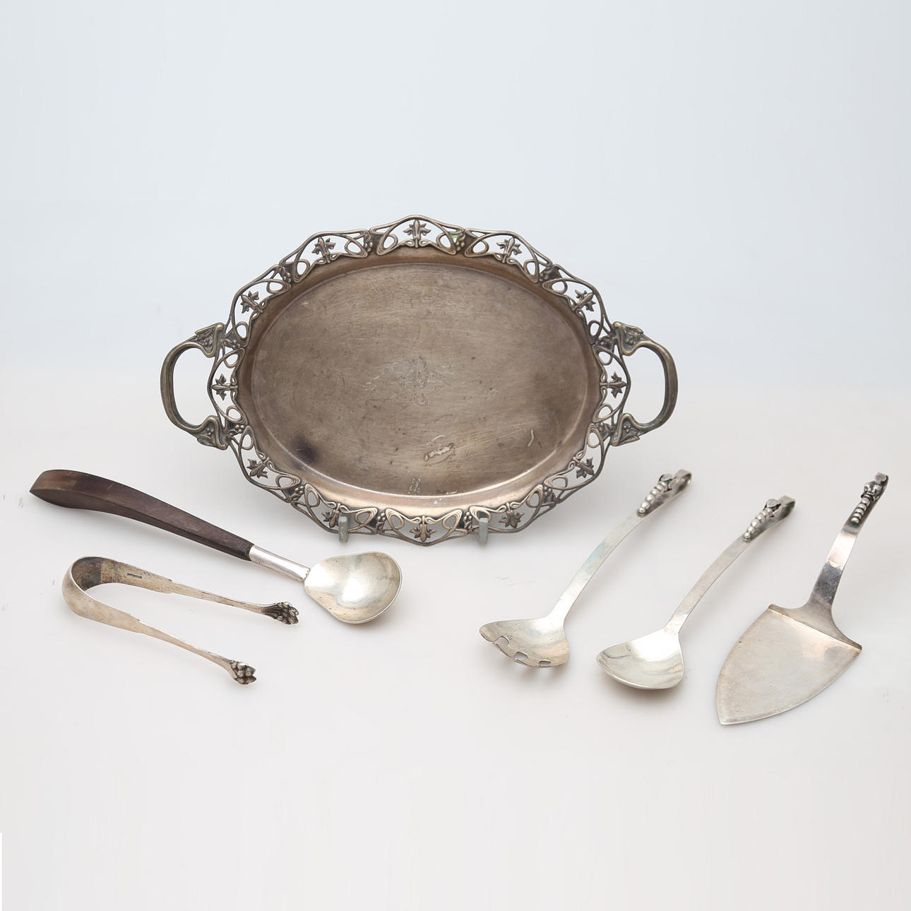 1900-talets silverbricka och servicedelar.