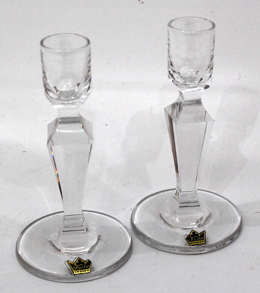 VICKE LINDSTARND. LJUSSTAKAR ett par,signerade Kosta.