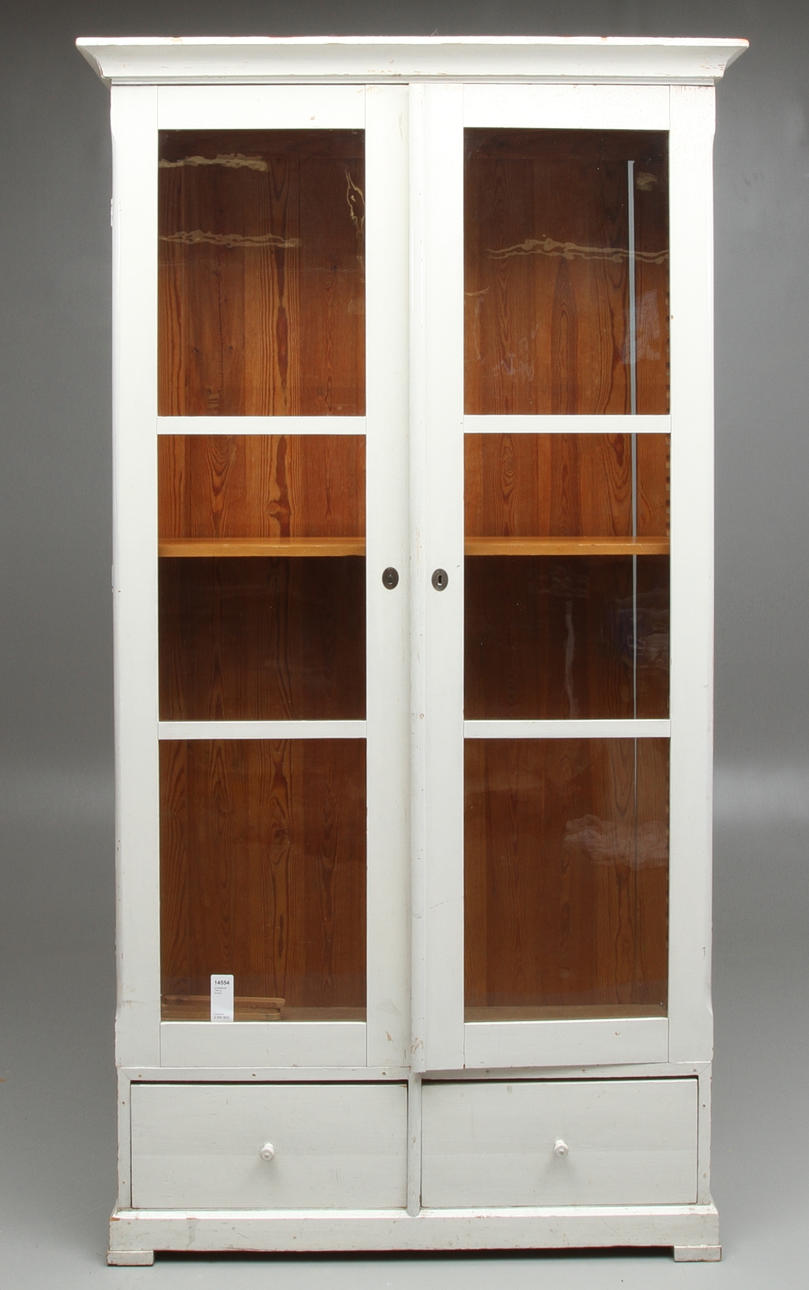 VITRINSKÅP, 1900-tal, bemålat.