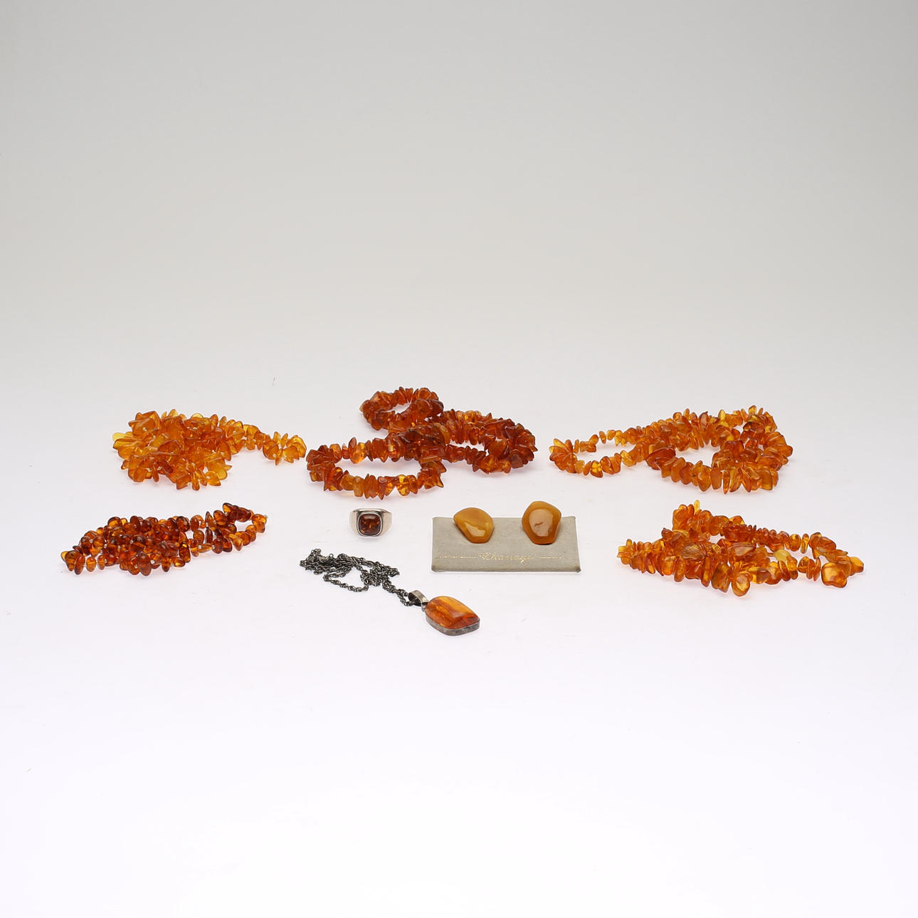 SMYCKEN, med bärnsten.