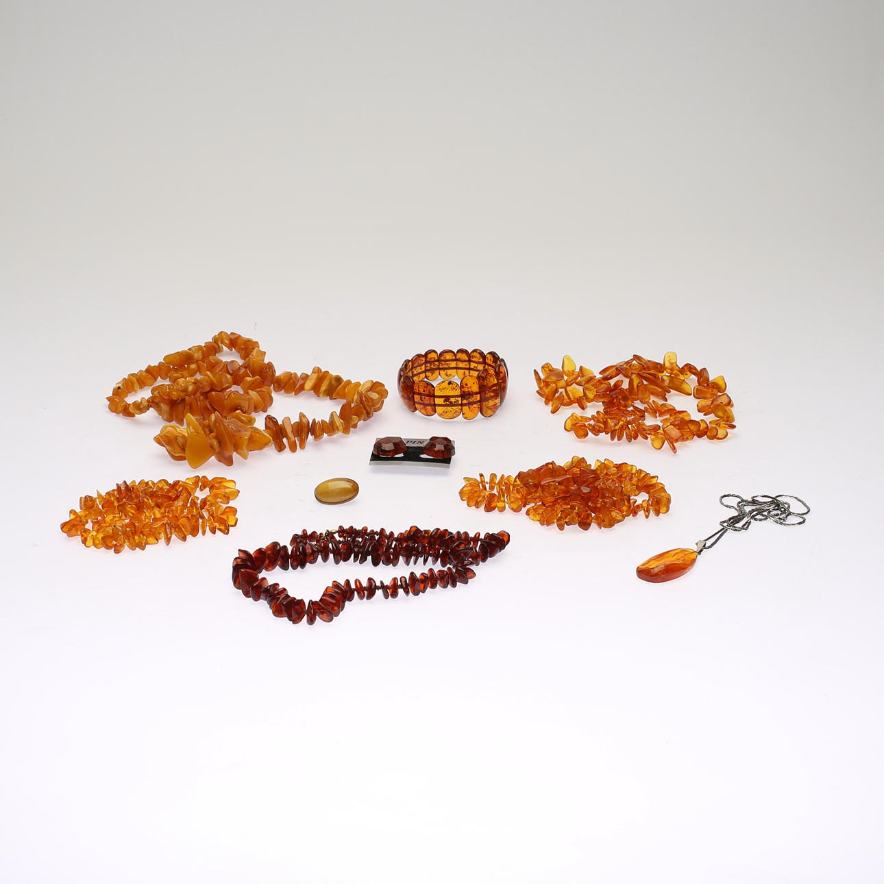 SMYCKEN, med bärnsten.