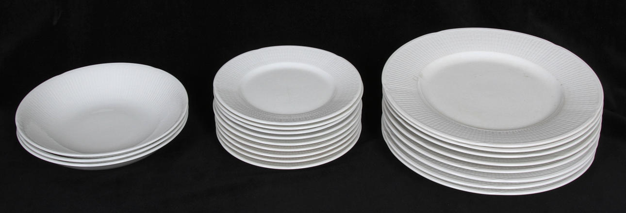 SERVISDELAR, 20 delar, fältspat, "Magnolia", Louise Adelborg, Rörstrand.