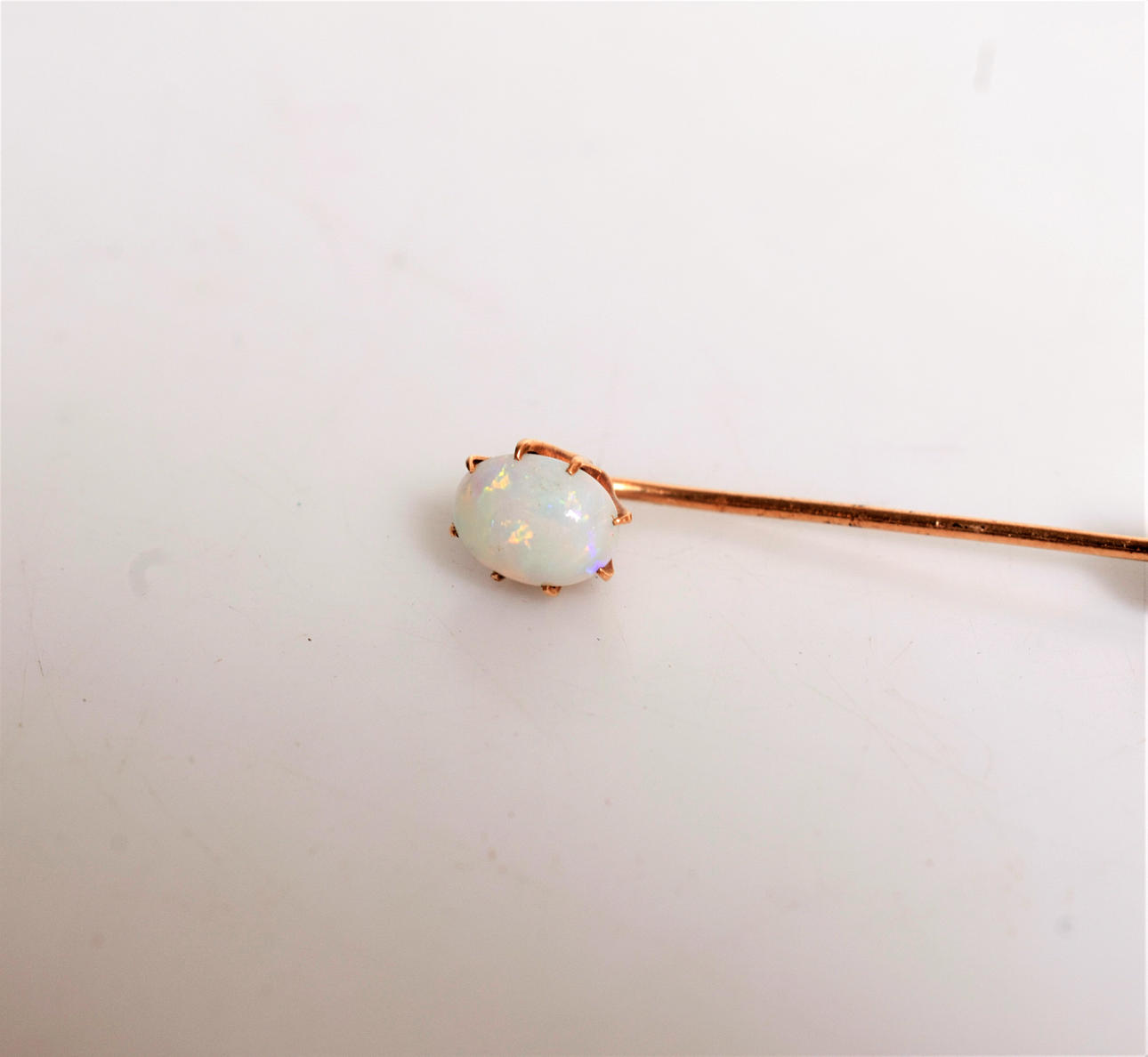 KRAWATTENADEL mit Opal, Befestigung 14k Gold.