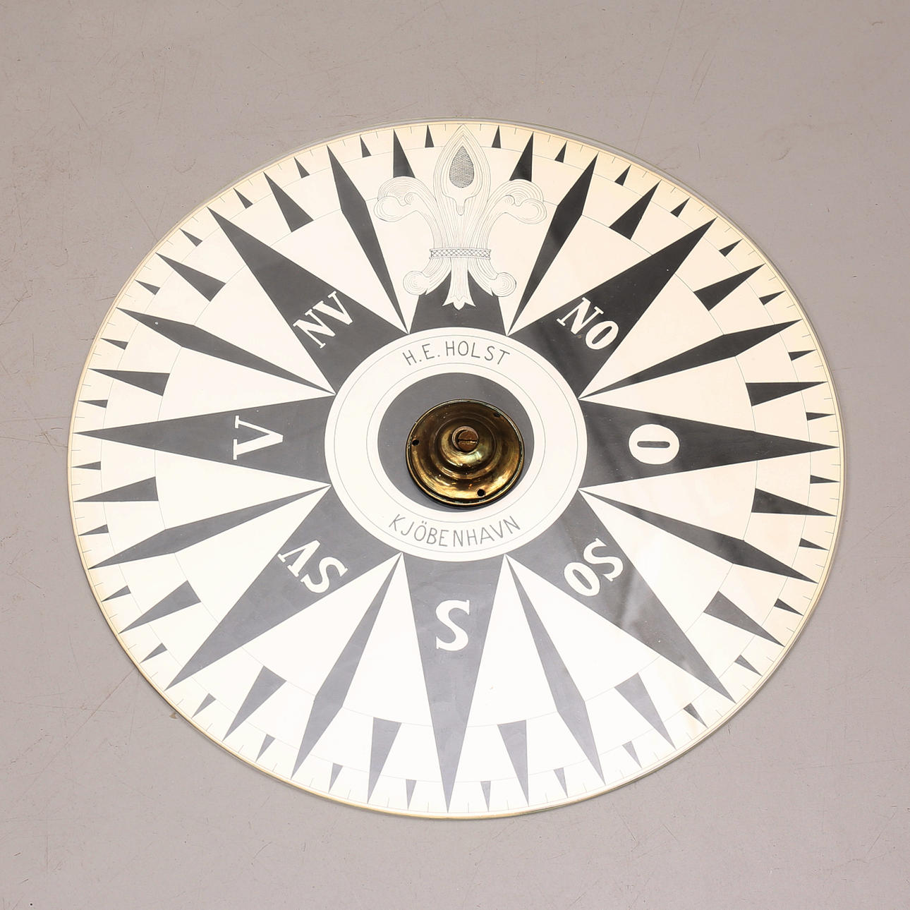VÆGLOFT, kompasrose, glas og pap, HE Holst.