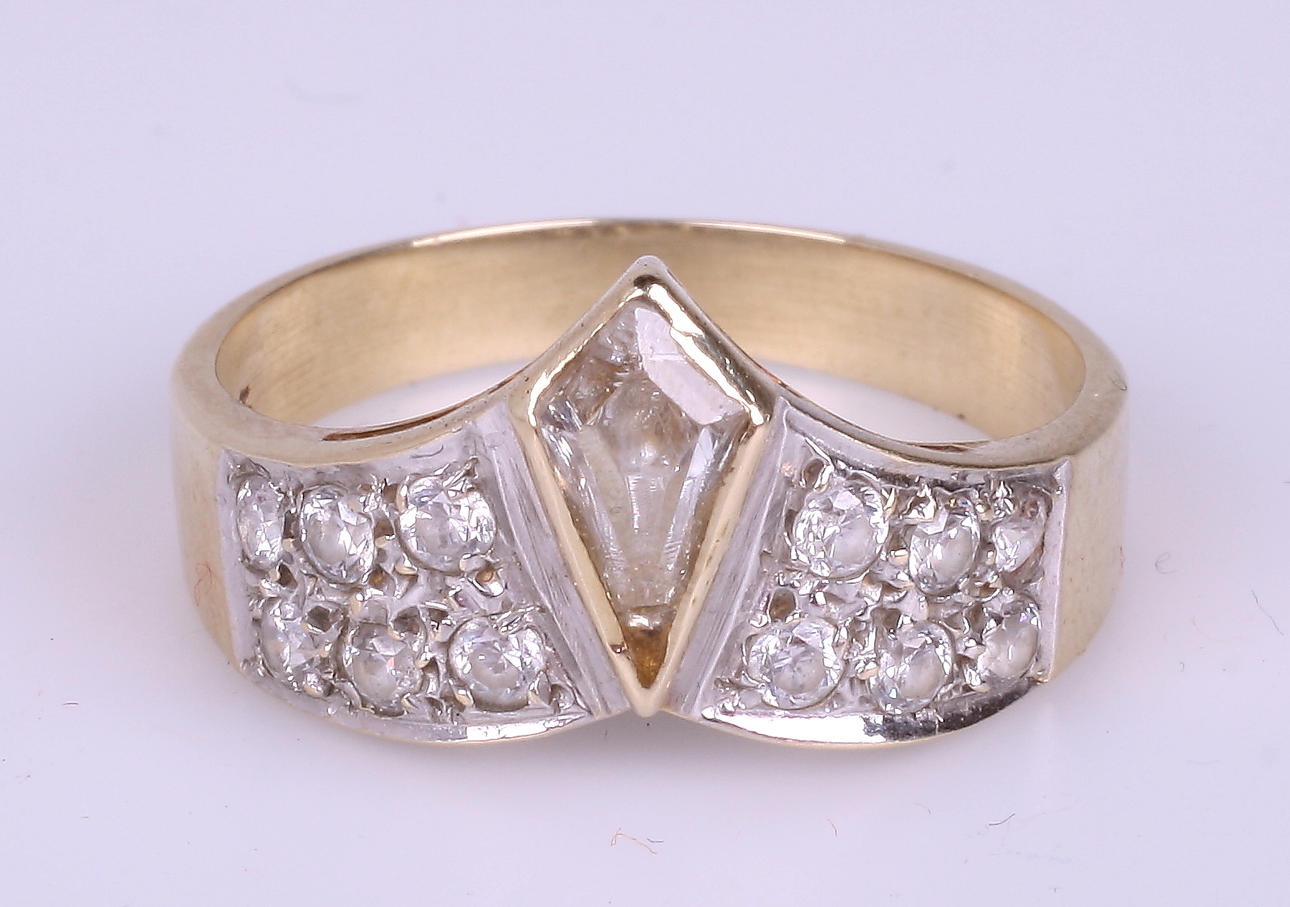RING guld 14K med stenar.