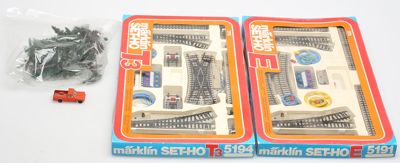 PARTI MÄRKLINDELAR, 2 st i orginalförpackningar, modellträd + en bil.
