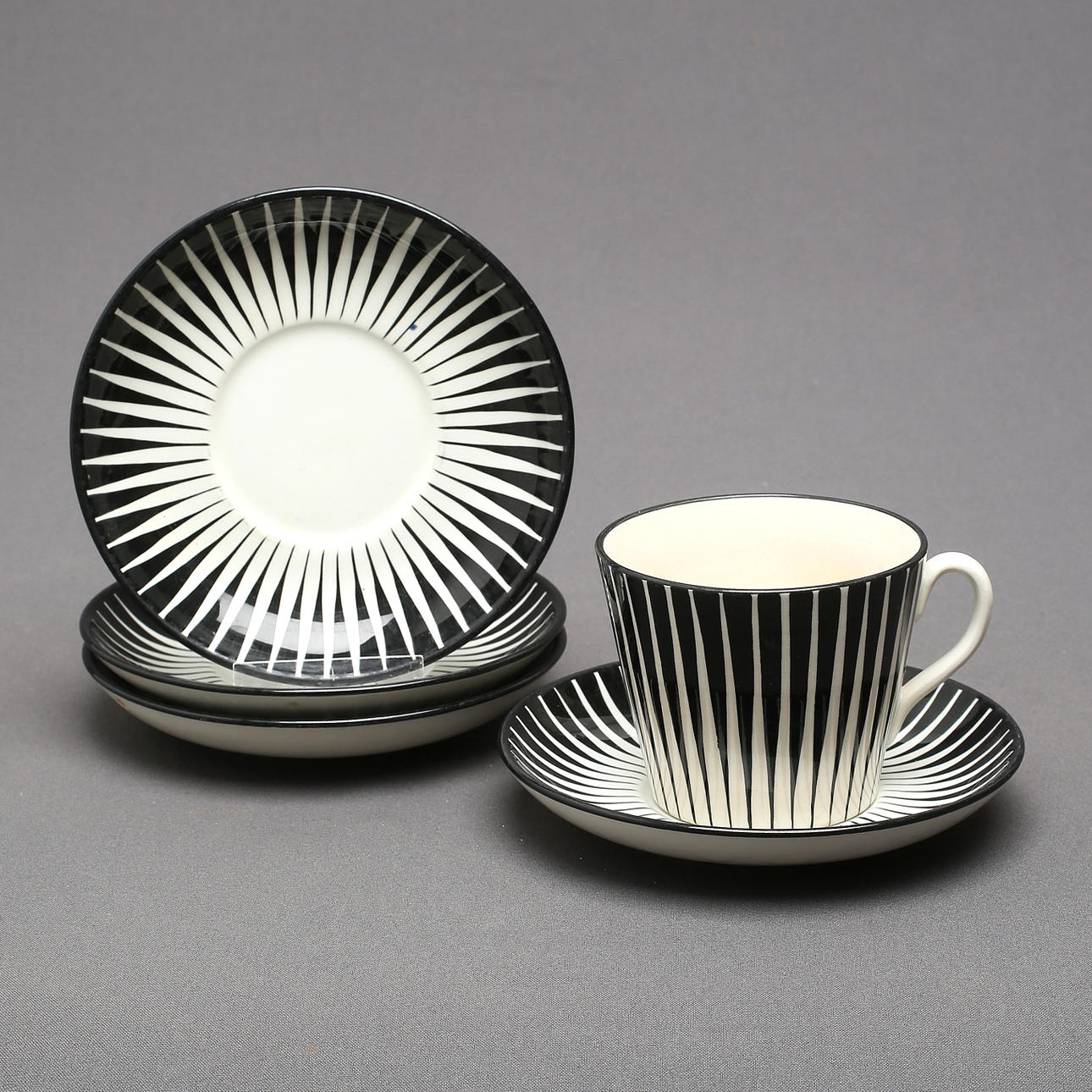 EUGEN TROST. Kopp samt fat, 5 delar, "Zebra", flintgods, Upsala-Ekeby/Gefle.