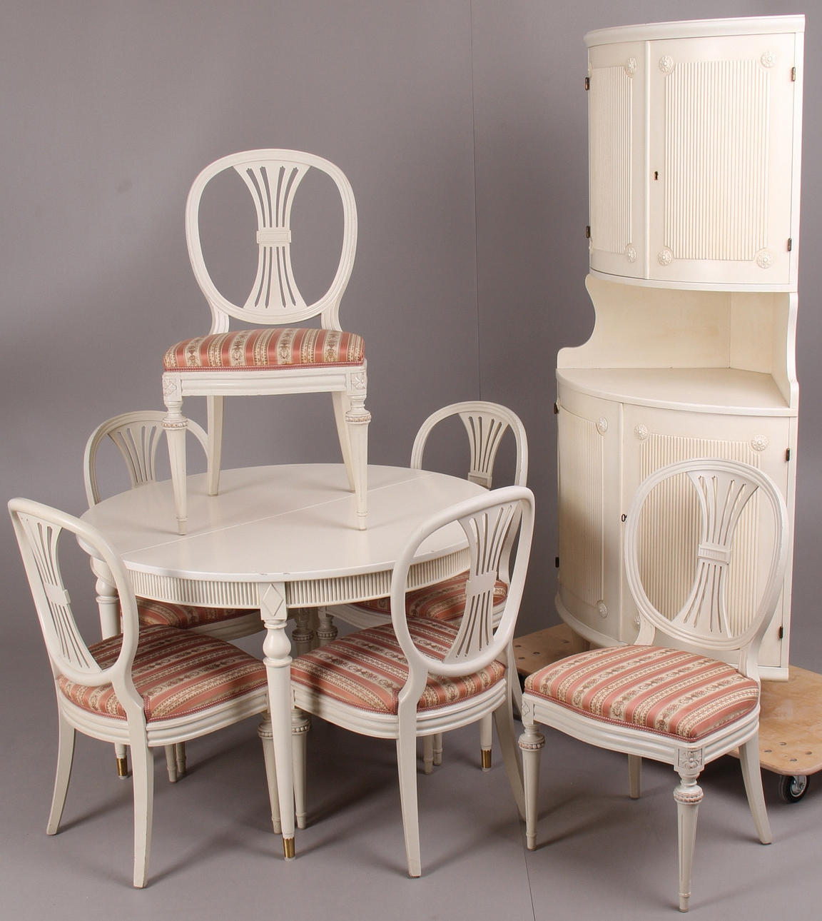 MATSALSGRUPP, 9 delar, gustaviansk stil, 1 st iläggsskiva, 1900-talets andra hälft.