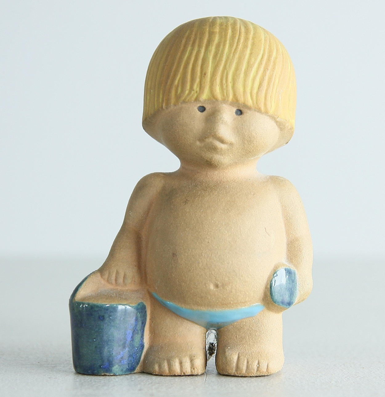 LISA LARSON. Figur, dreng, keramik, Gustavsberg, 1900-tallet.