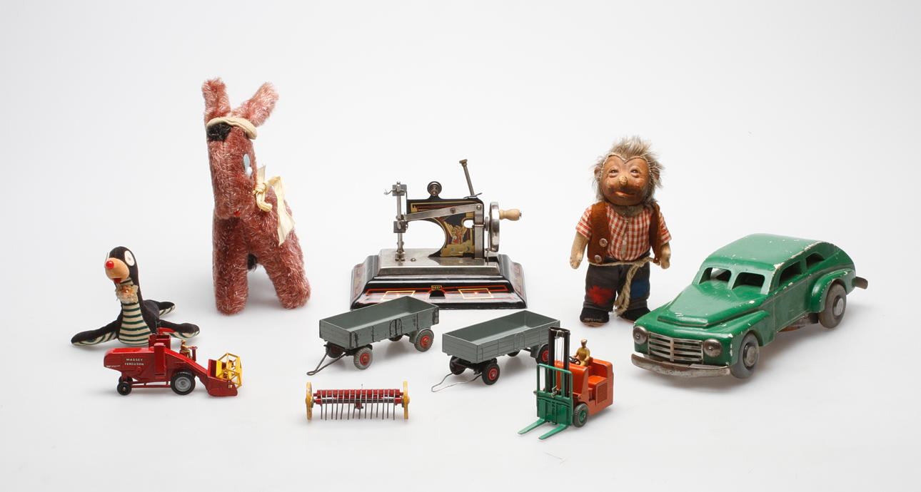 LEKSAKER, bl.a. Dinkey Toys, Lesney samt symaskin, 1900-tal.