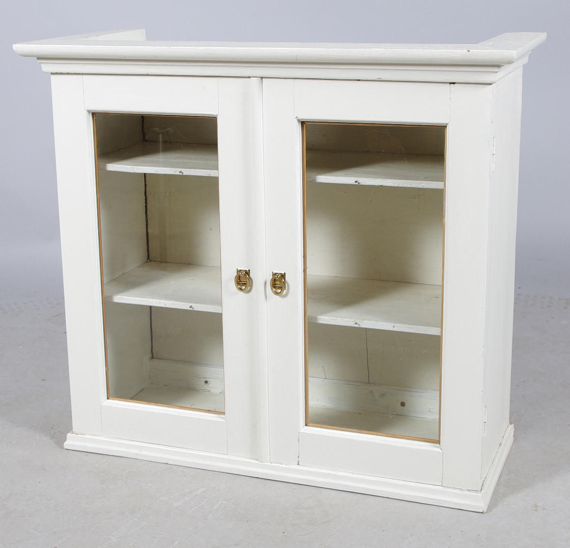 VÄGGVITRINSKÅP, vitmålad fur, tidigt 1900-tal.