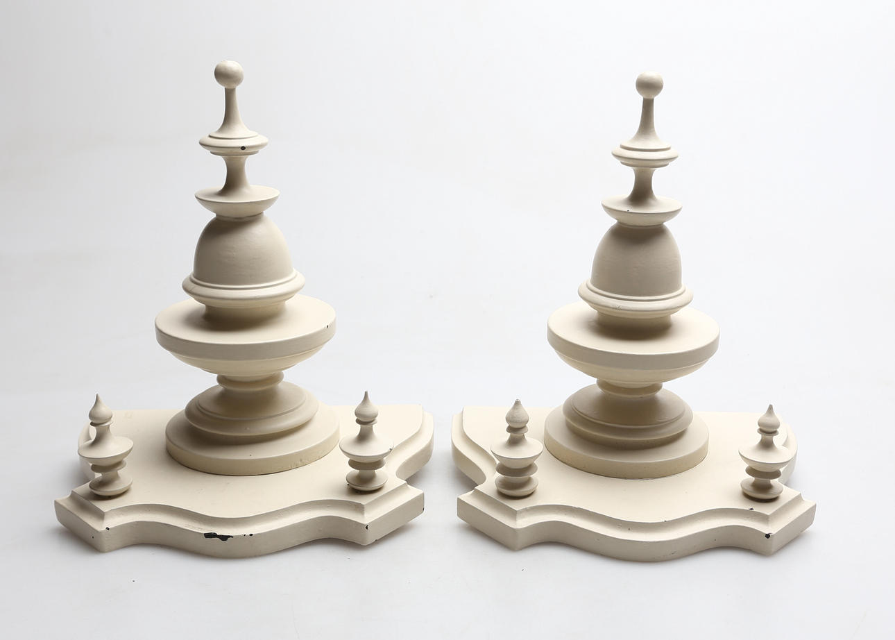 VÄGGKONSOLLER, 2 st, vitmålade, daterade 1906.