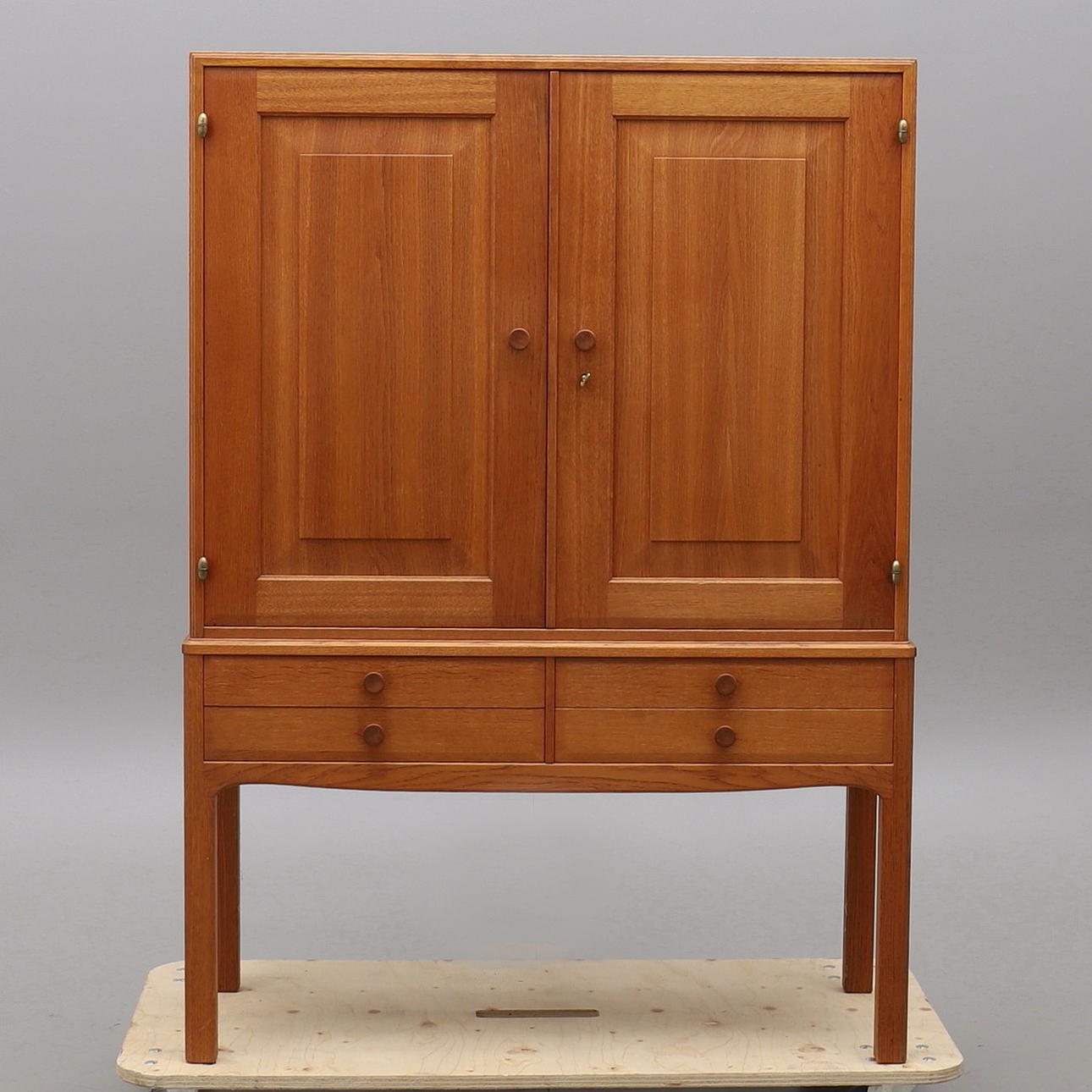 CARL MALMSTEN. SKÅP "OKTOBER", EK.