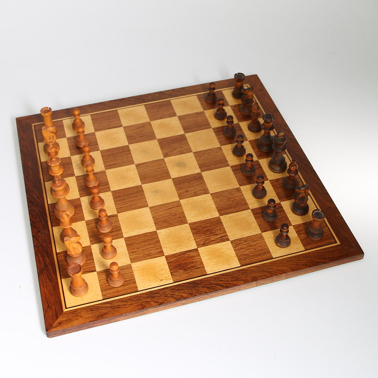 SCHACKBRÄDE MED PJÄSER, 1900-tal.