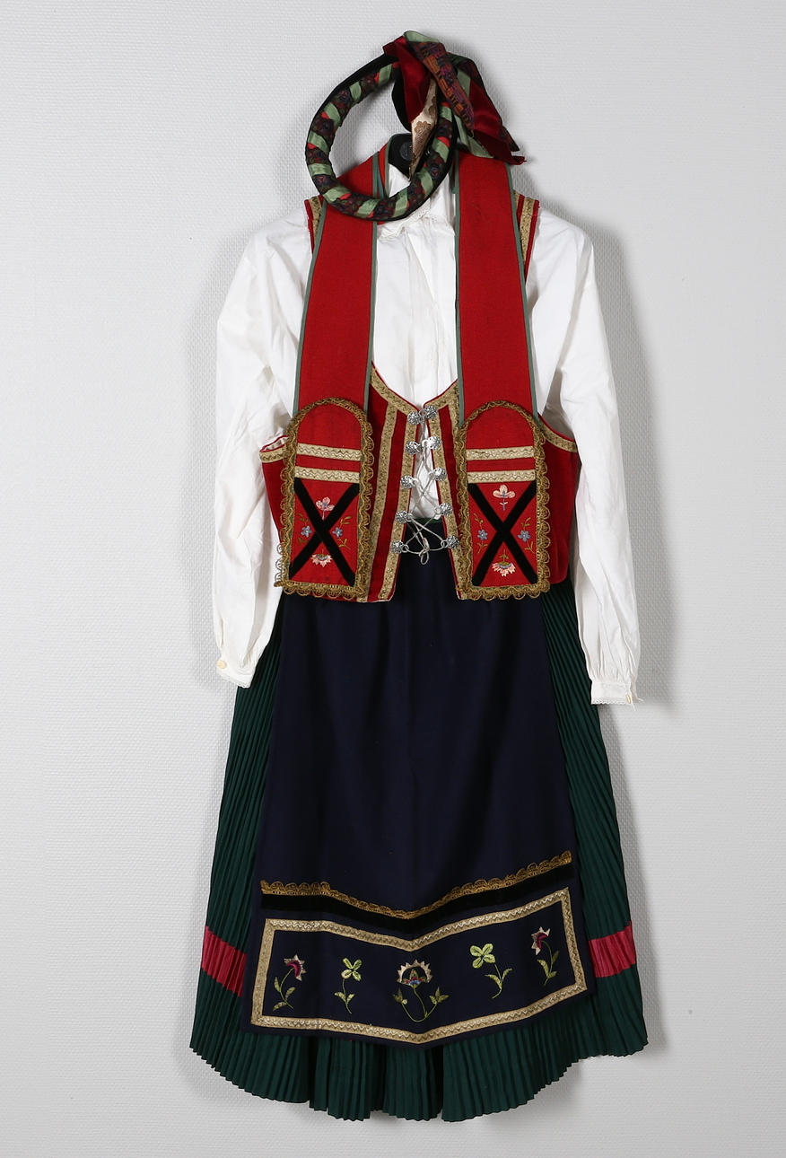 FOLKDRÄKT + DRÄKTSMYCKEN (16). Västra Göinge Härad.