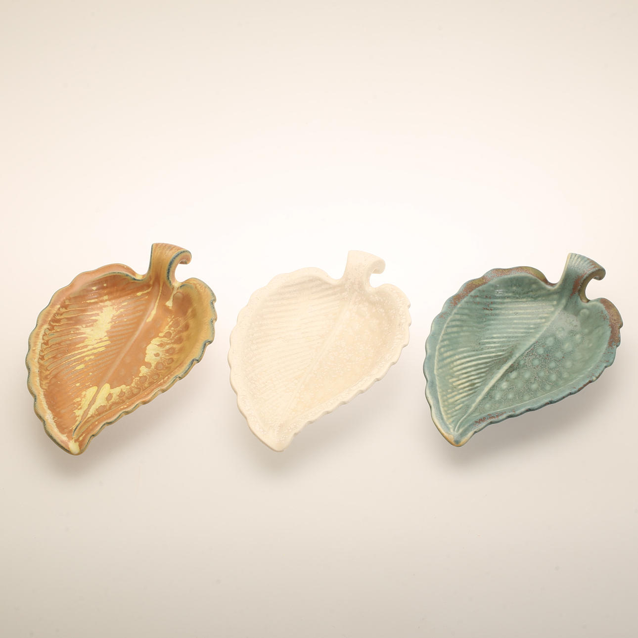 GUNNAR NYLUND. Plato, 3 piezas, hojas, gres, Rörstrand.