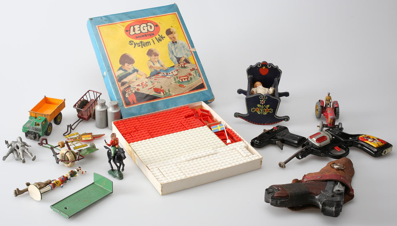 PARTI LEKSAKER (19). Bl a Dinky Toys.