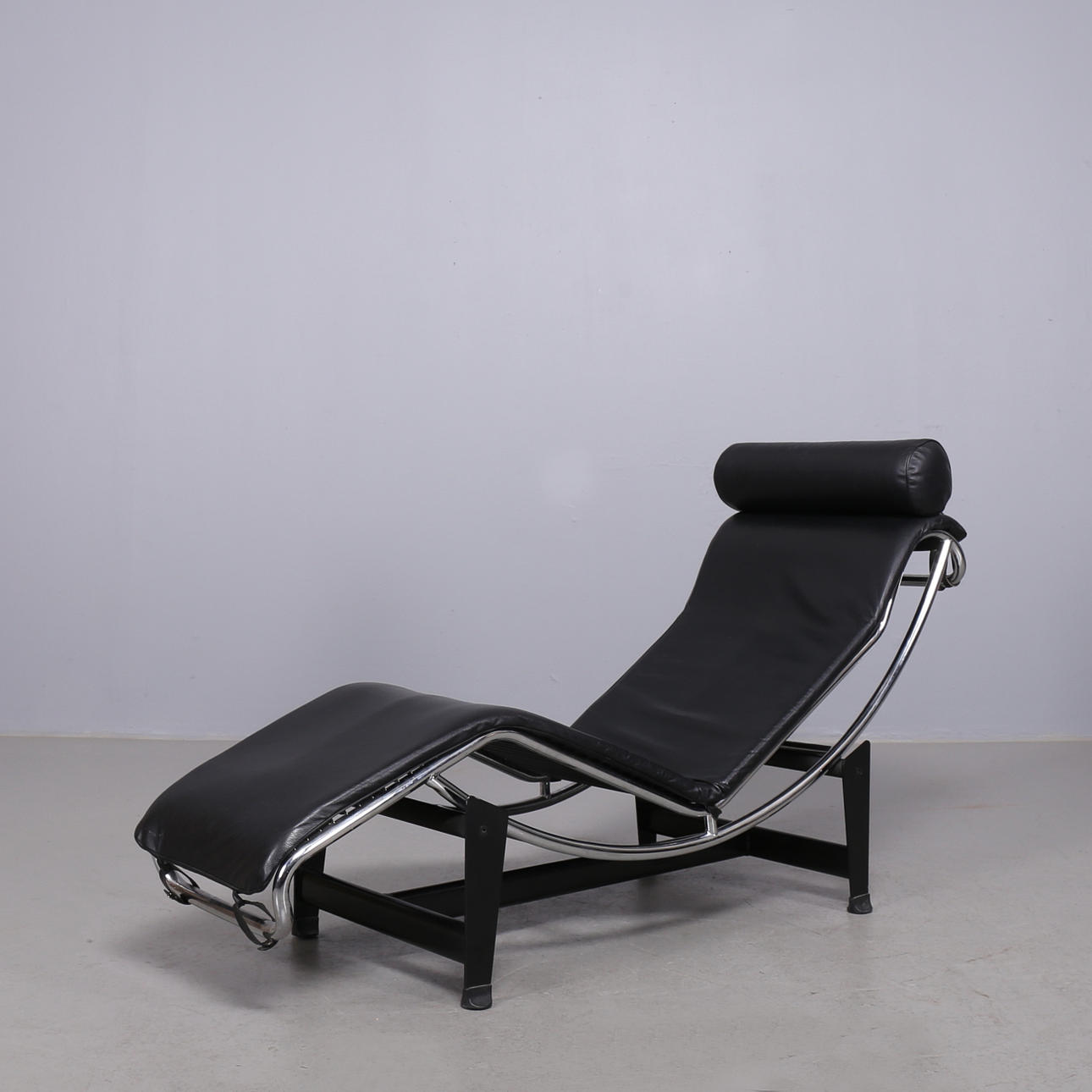 LIGGFÅTÖLJ/VILSTOL, kopia efter Le Corbusier, 19/2000-tal.