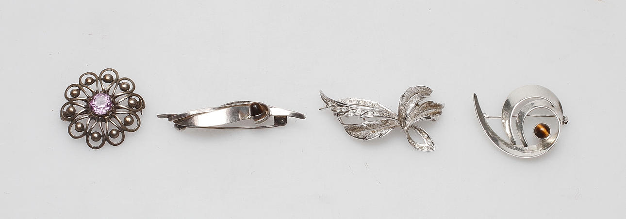 BROSCHER, 4 st, silver, bl.a. Danmark.