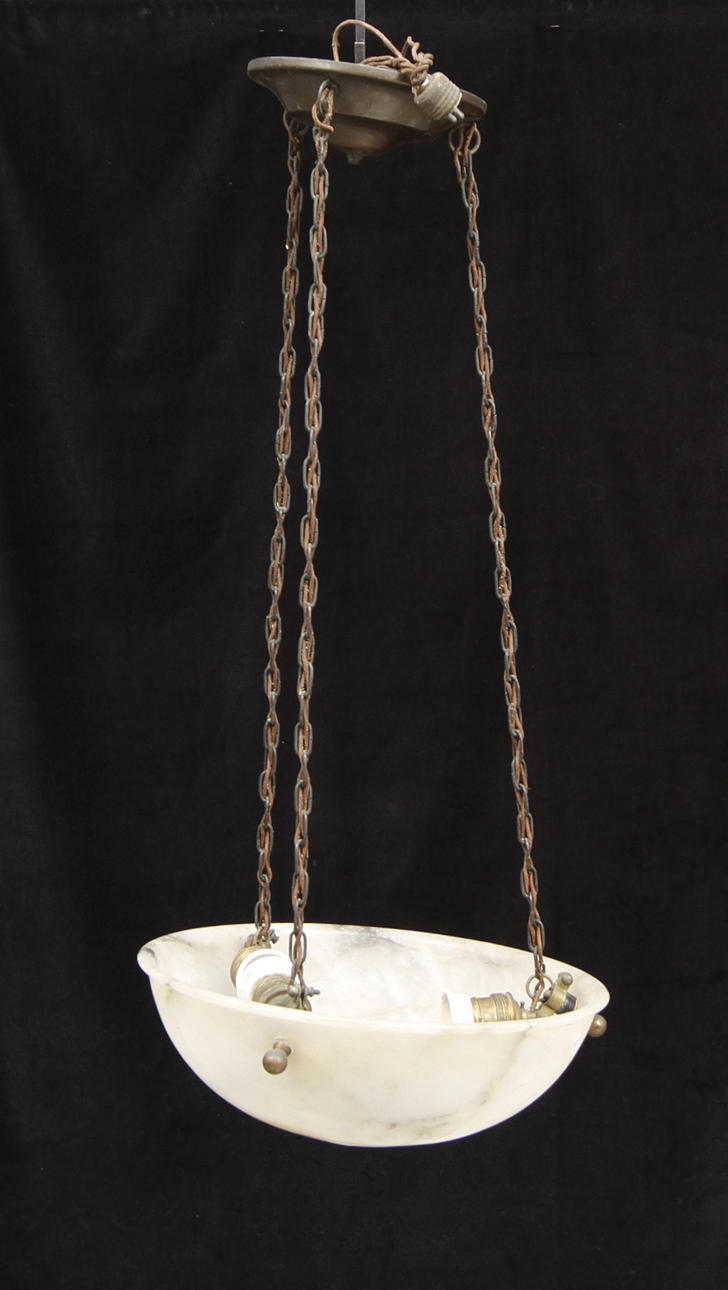 TAKLAMPA, alabaster, 1900-talets första tredjedel.