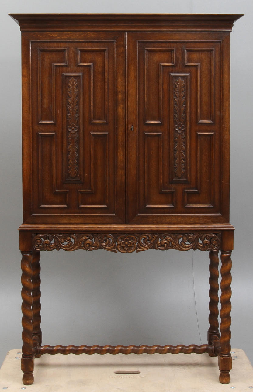 SKÅP, Ek, Barockstil, Nordiska Kompaniet, möjligen Axel Einar Hjorth, 1900-talets första hälft.