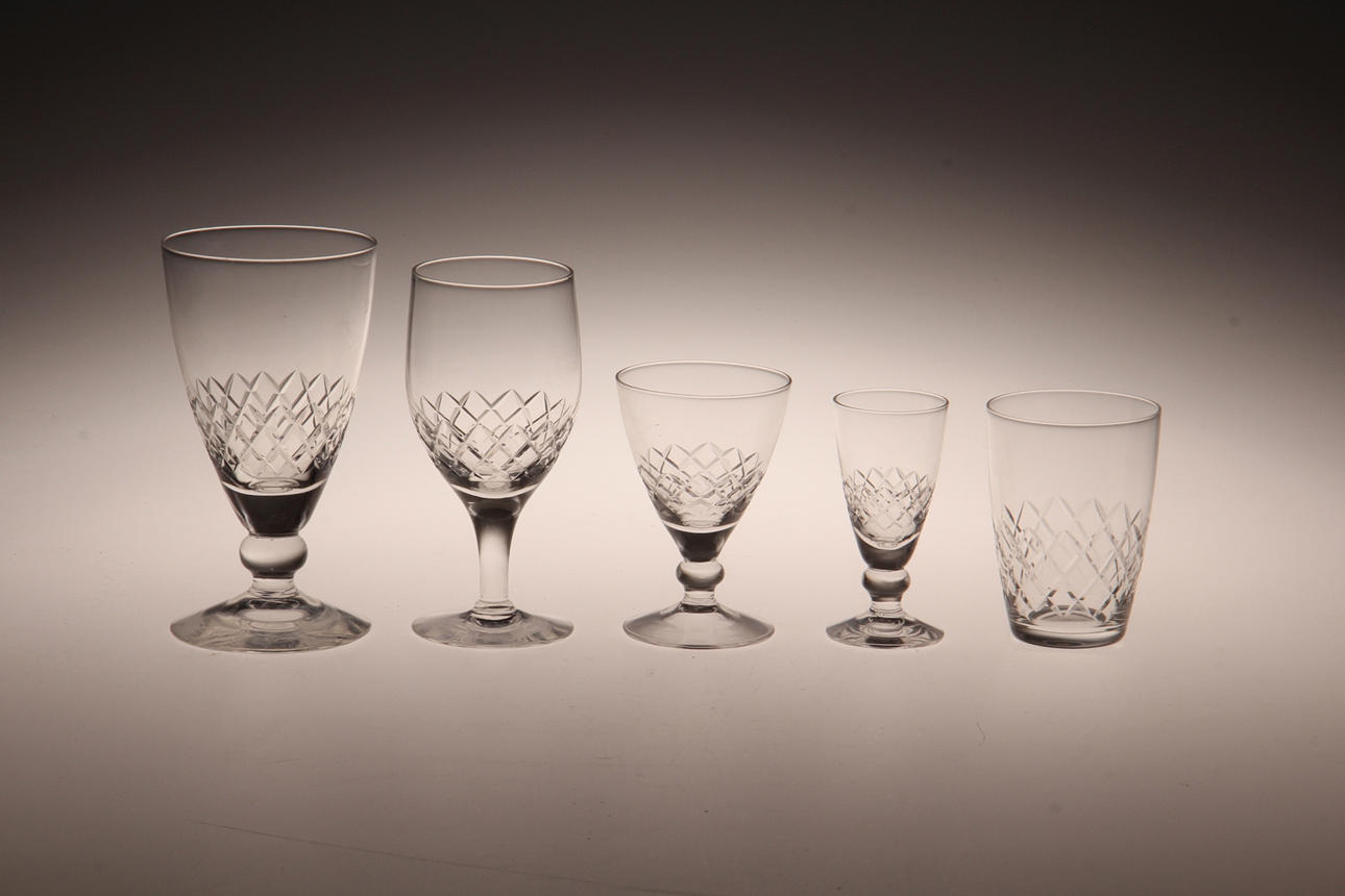 GLASSERVIS, kristall, 45 delar, troligen Orrefors, 1900-tal.