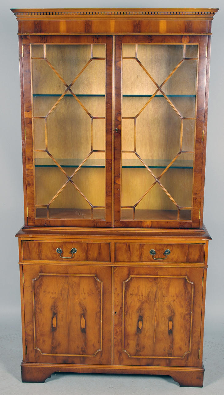 VITRINSKÅP med belysning, idegran, engelsk stil.