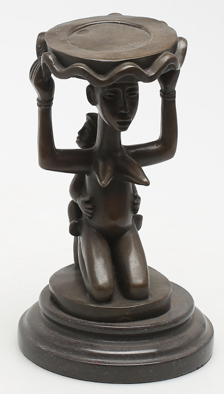 OKÄND KONSTNÄR. SIttande afrikanska med barn. Brons. Osignerad.
