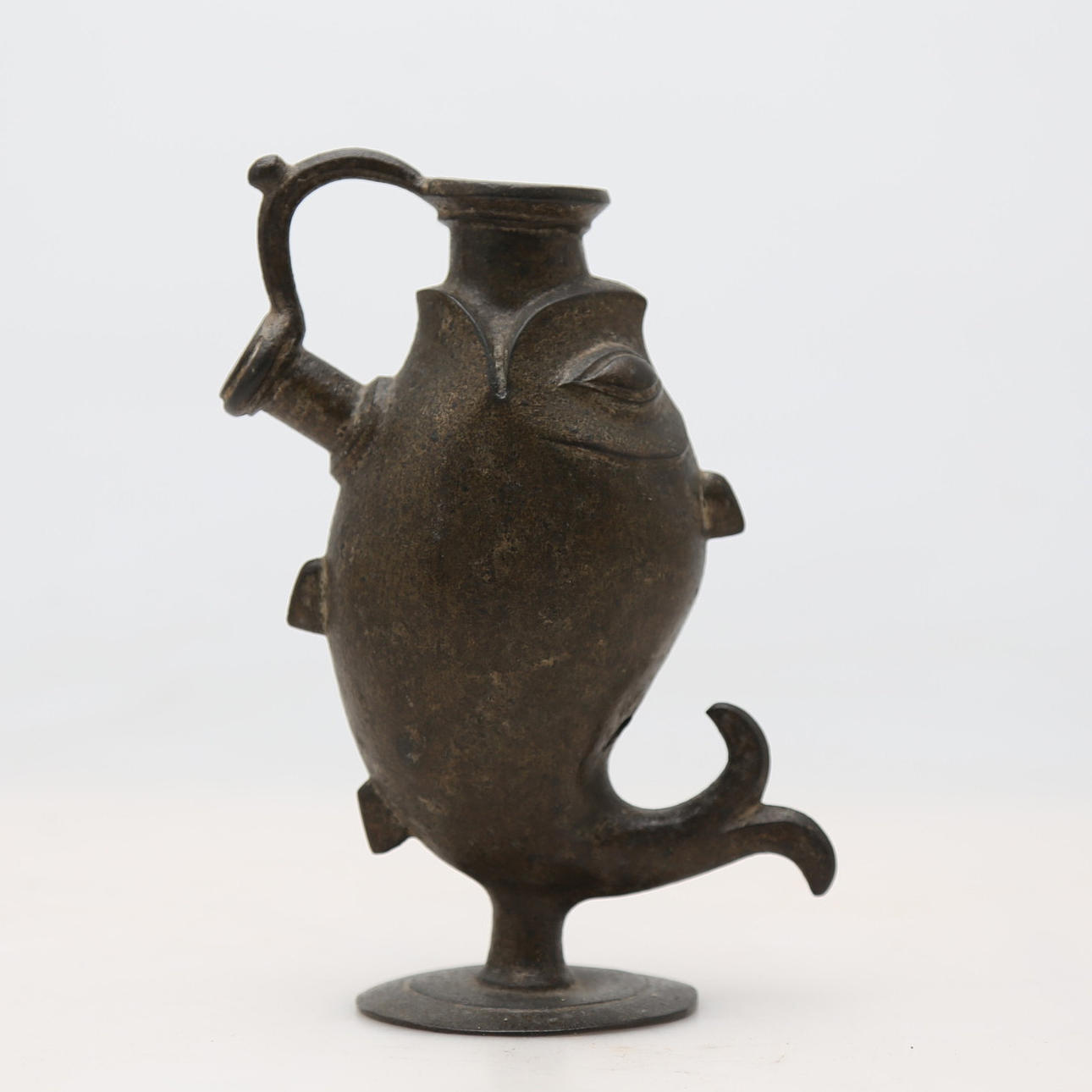 Arkaisk stil fiskkanna i brons.