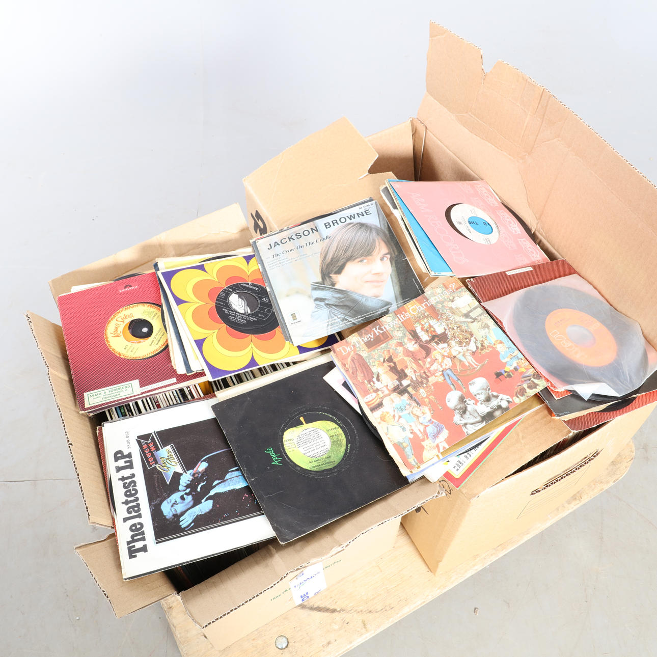 RECORD PLAYER, and discs, Roadstar TT-540.