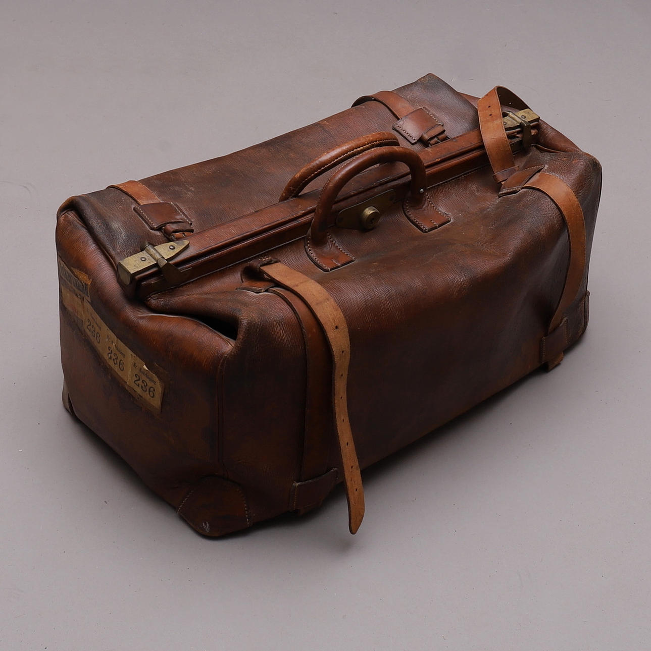 MANTELTASCHE, Leder.