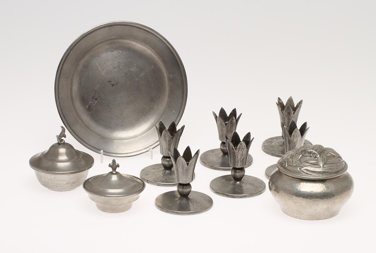 PARTI TENN, 10 delar, ljusstakar Ollers, lockdosor samt tallrik, 1900-tal.