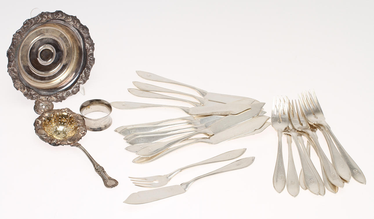 PARTI NYSILVER, 27 delar, fiskbestick, coaster, tesil samt servettring, 1900-tal.