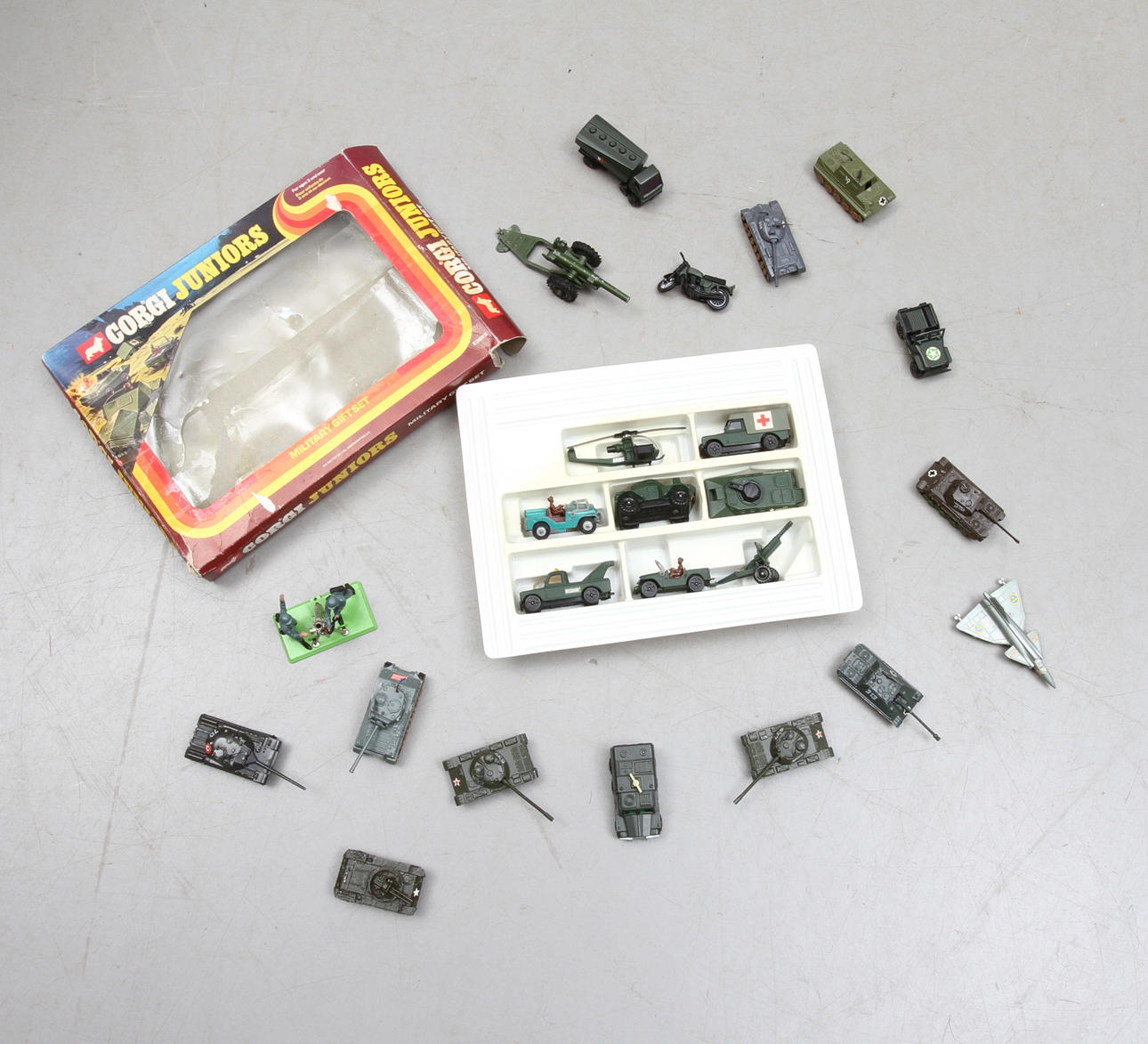 MODELLBILAR, CORGI JUNIORS MILITARY GIFT SET i originalkartong.