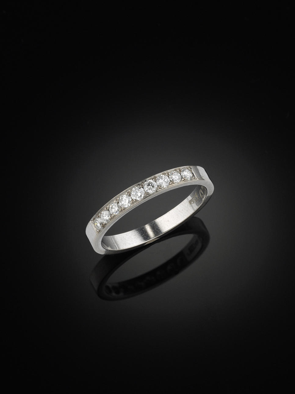 ALLIANSRING, 18 kt vitguld med 9 briljanter 0.45 ct, enligt gravyr.