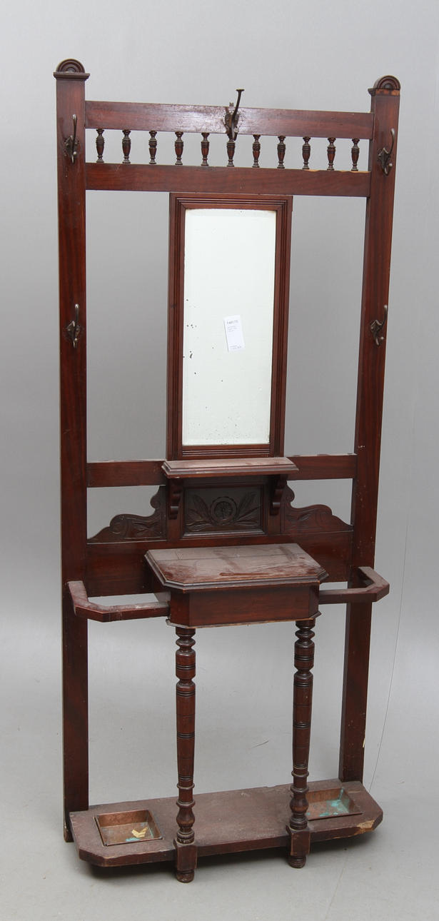 HALLMÖBEL, Jugend. tidigt 1900-tal.