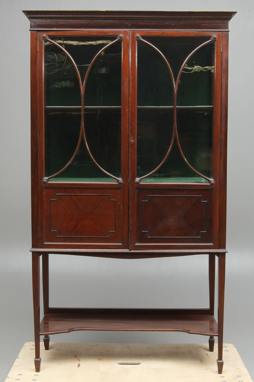 VITRINSKÅP på benställning, Engelsk stil, 1900-tal.