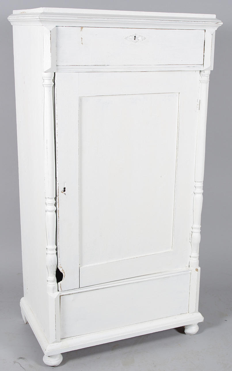 DRÄNGASKÅP, vitmålat, nyrenässans, sent 1800-tal.