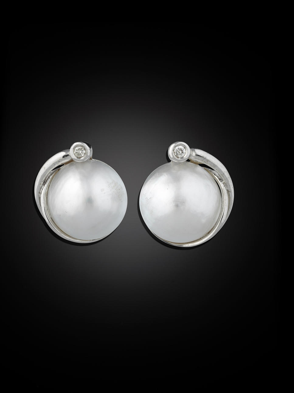 ÖRHÄNGEN, 18 kt vitguld med 2 mabepärlor, ca 14.5 mm, och 2 små briljanter 0.07 ct, vikter enligt uppgift.